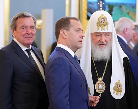 Слева направо: Герхард Шредер, Дмитрий Медведев и Патриарх Кирилл Слева направо: Герхард Шредер, Дмитрий Медведев и Патриарх Кирилл