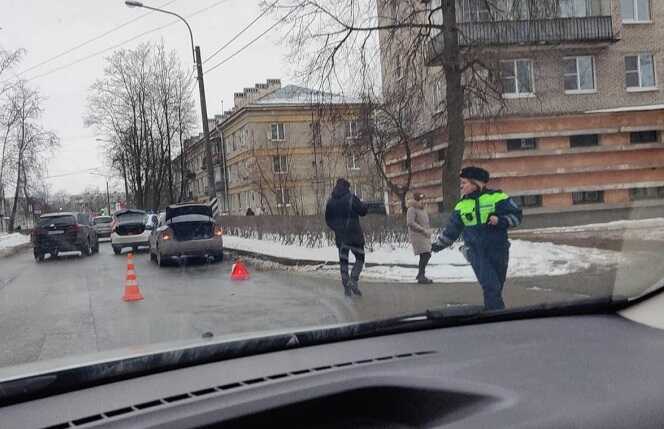 Кадры из питерского Красного Села: микроавтобус на полном ходу врезался в пешеходов около автобусной остановки