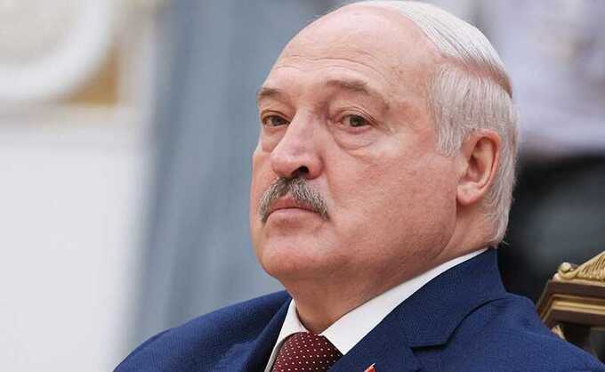 Лукашенко заявил, что следит за белорусами сверху