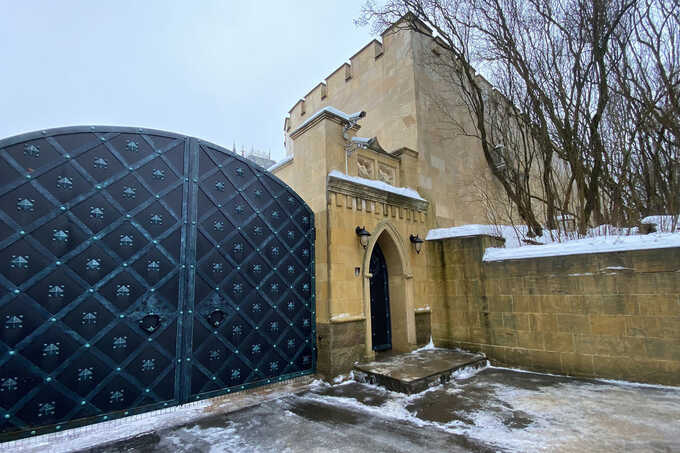 У Пугачёвой и Галкина закончились средства на содержание замка в Грязи