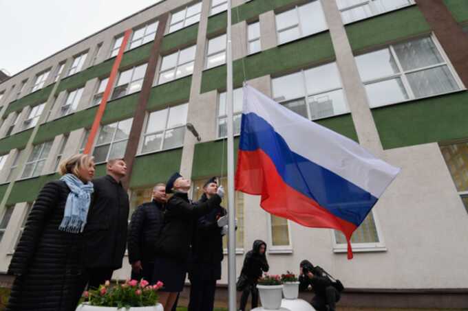 В Москве школьники не могут попасть в учебное заведение из-за утренней церемонии поднятия флага