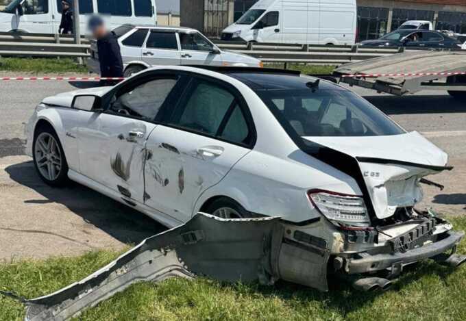 Трагедия на дороге: водитель Mercedes погиб в столкновении с грузовиком