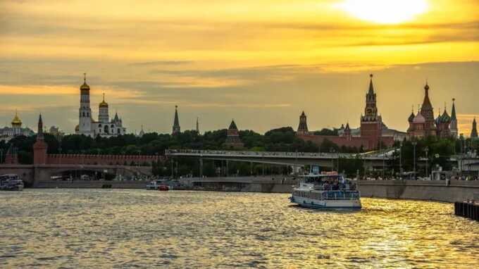 Мужчина в гидрокостюме прыгнул с моста в Москву-реку