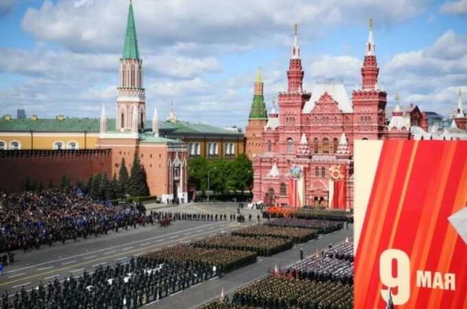 Гости с тёмным прошлым: кого Путин разместил в первых рядах на параде