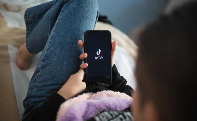 TikTok ввёл ограничения на распространение видео с участием Макрона и Мерц