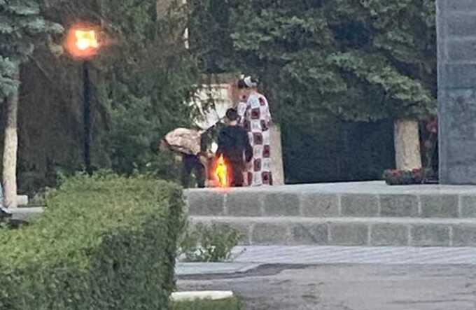 Подростков в Саратове обвинили в том, что они сушили вещи у Вечного огня