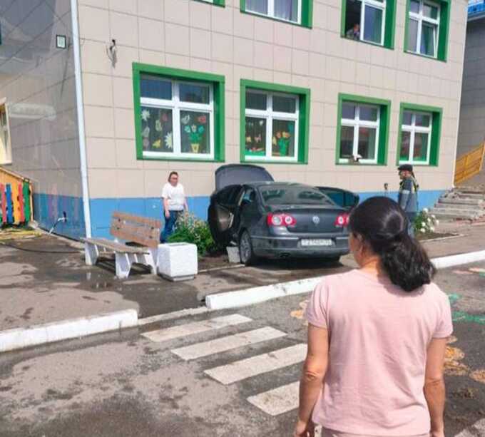 В Омской области водитель врезался в забор детского сада