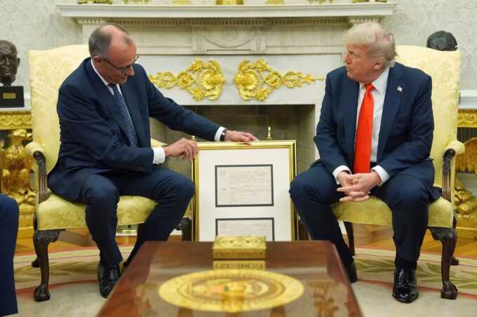 Канцлер Германии Фридрих Мерц вручил Трампу свидетельство о рождении его дедушки