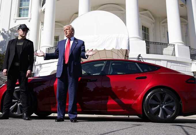 Трамп планирует продать свою красную Tesla