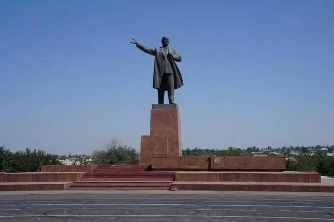 В Кыргызстане снесли один из самых высоких памятников Ленину