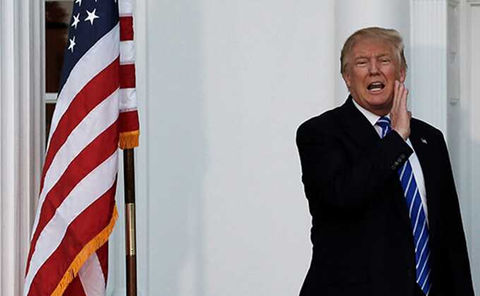 Трамп предложил наказывать тюремным заключением за поджог флага США