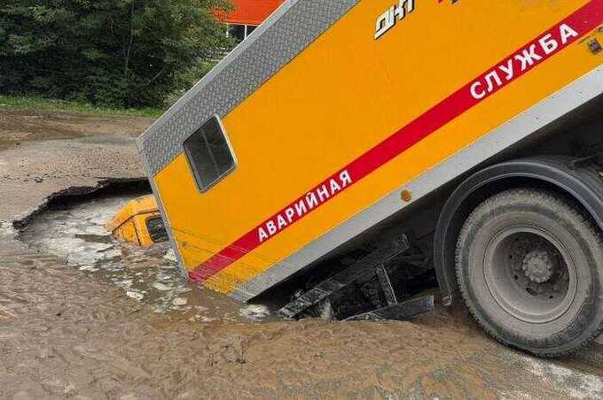В Новосибирске аварийный КАМАЗ провалился в яму по пути к месту прорыва трубы