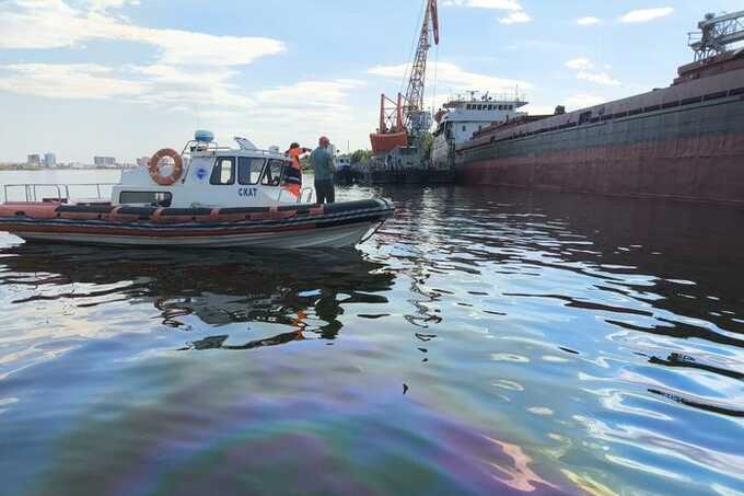 В Астрахани заявили о загрязнении Волги нефтепродуктами