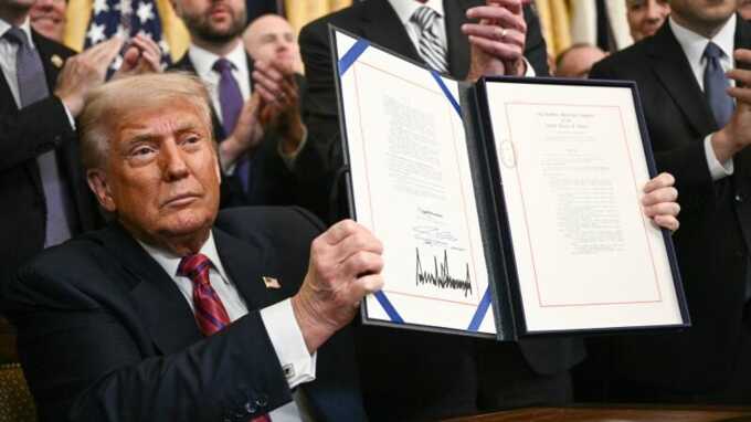 Дональд Трамп утвердил закон о стейблкоинах