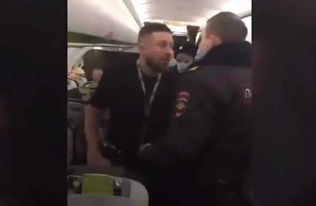 Нетрезвые пассажиры устроили беспорядки на борту самолёта и подрались с полицейскими
