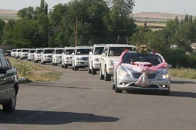 В Екатеринбурге молодожёны организовали танец прямо на проезжей части