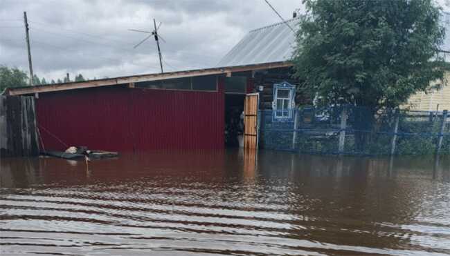 После интенсивного дождя поселок в Мурманской области оказался под водой