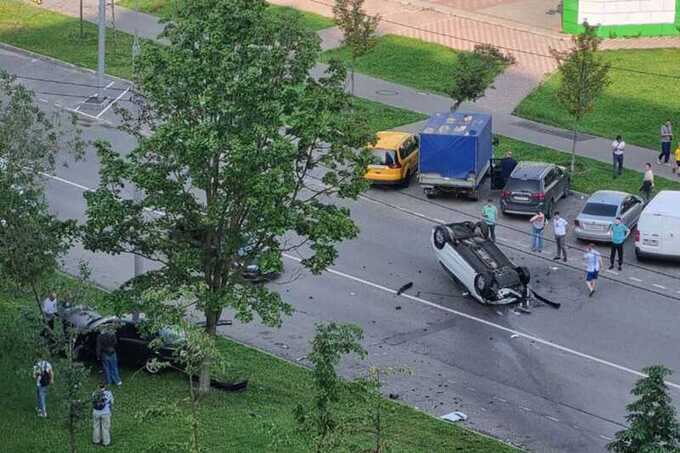В Москве на дороге перевернулась машина с пассажирами