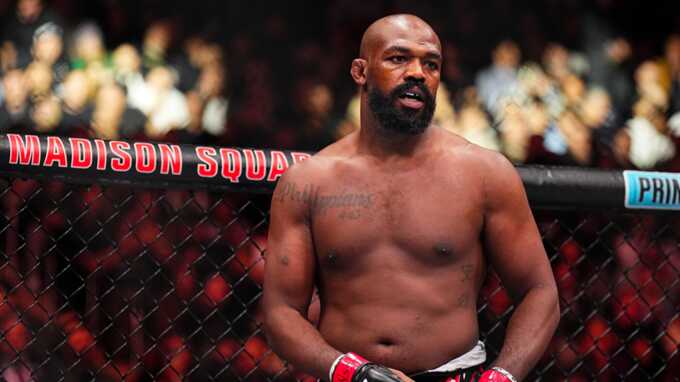 Любимый местной аудиторией боец UFC Джон Джонс путешествовал по Москве в сопровождении охраны и с проблесковыми маячками