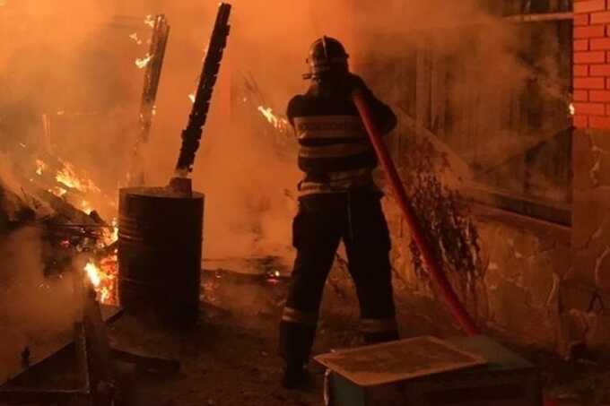 В столичной Щербинке произошёл пожар в букмекерской конторе и на складах