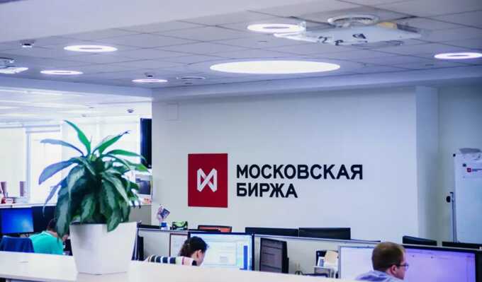 Российские акции упали до двухнедельного минимума после отказа Путина встретиться с Зеленским