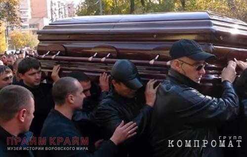 Олег Пирогов (Циркач) (слева, несет гроб) на похоронах Вячеслава Иванькова (Япончика). Москва, 13.10.2009 xqiqiqqxiqxqvls